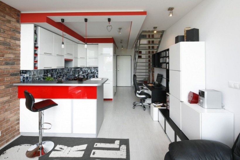 Белая кухня с красными акцентами