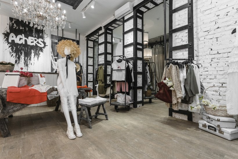 Интерьер магазина одежды в стиле