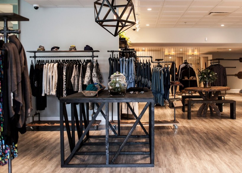 Интерьер магазина молодежной одежды