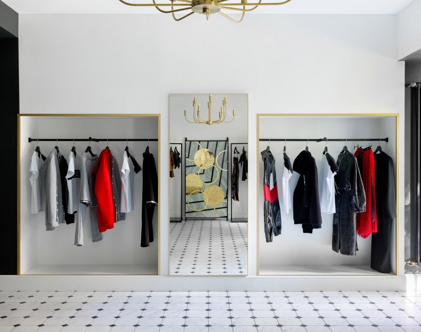 Интерьер шоурума женской одежды