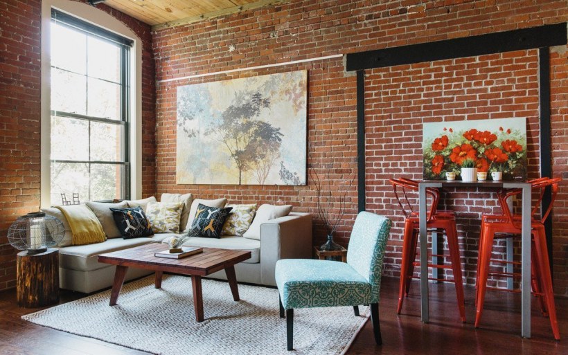 Кирпичная стена в интерьере