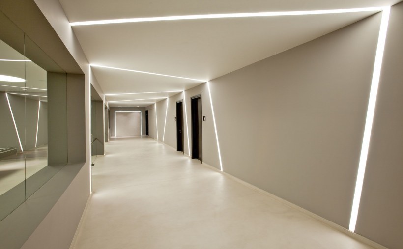 Световые линии на стене в интерьере