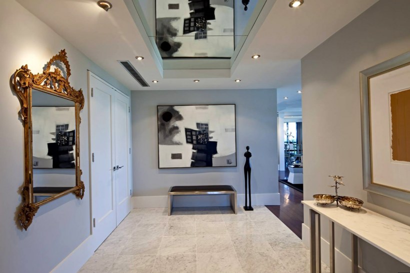 Зеркальный потолок в коридоре