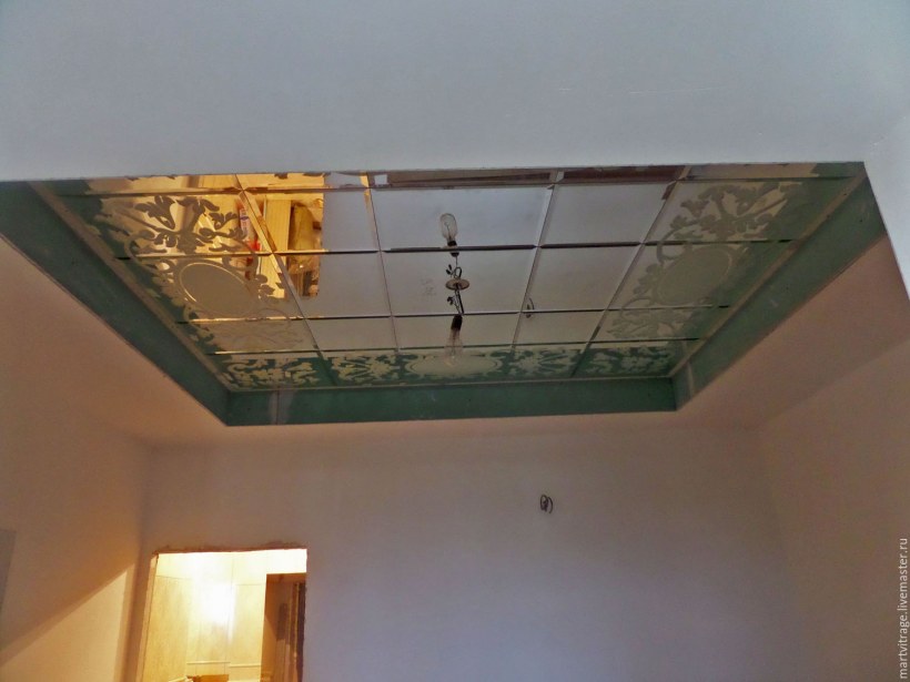 Потолок с зеркальными вставками