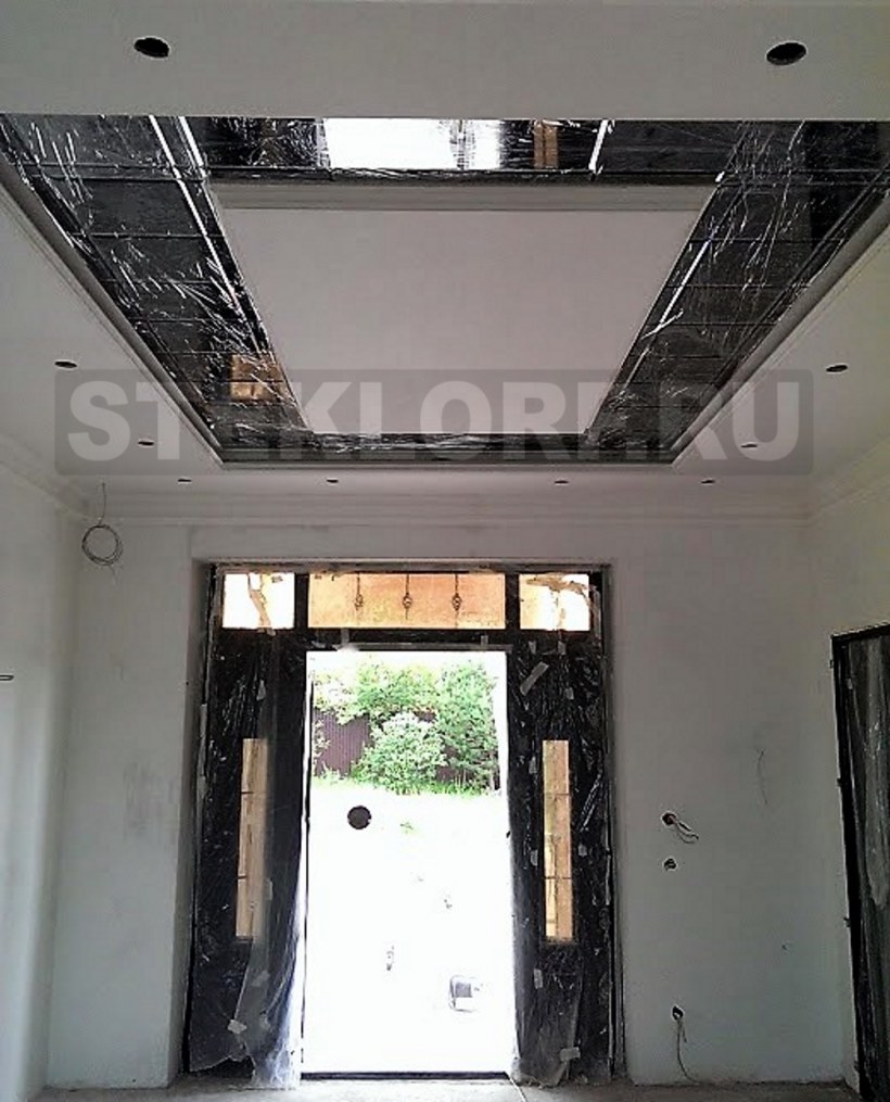 Потолок с зеркальными вставками