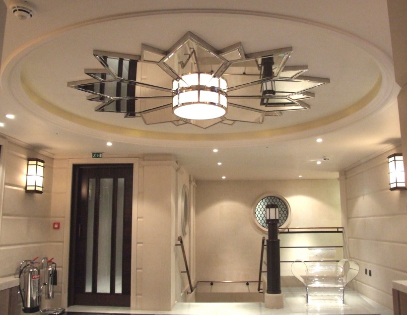 Зеркало под люстру на потолок