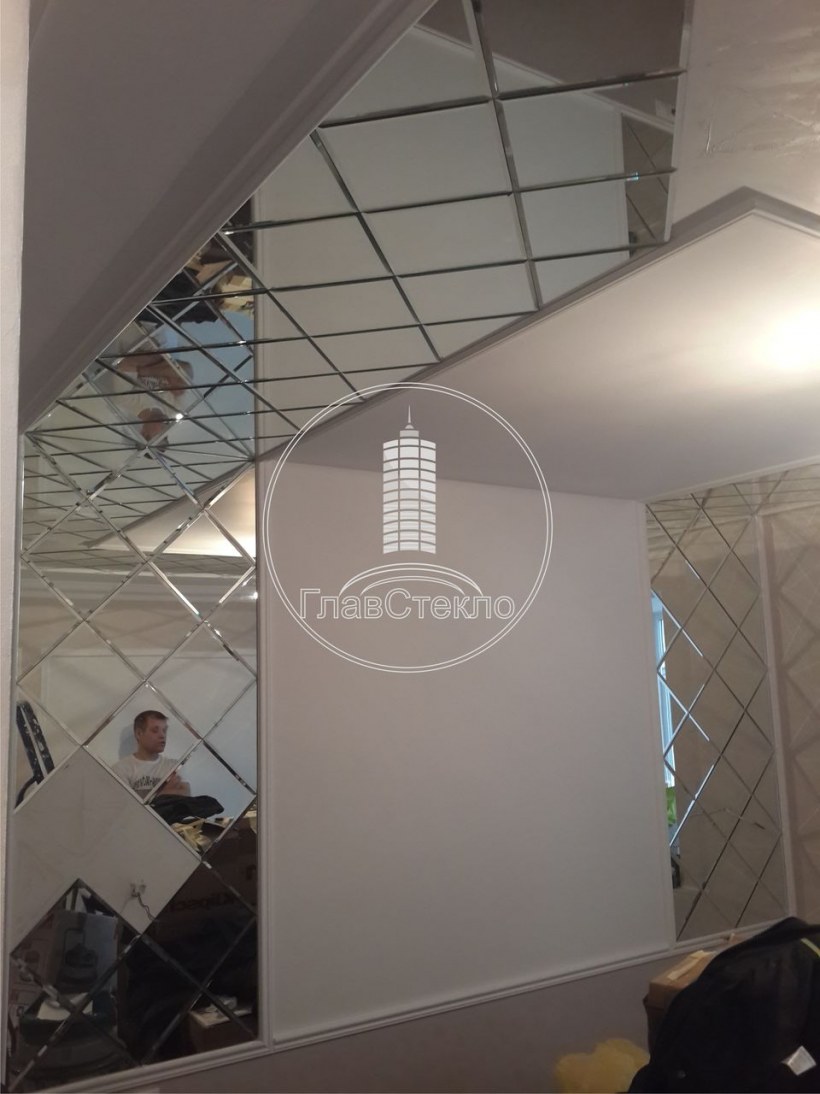 Зеркальная плитка под потолком