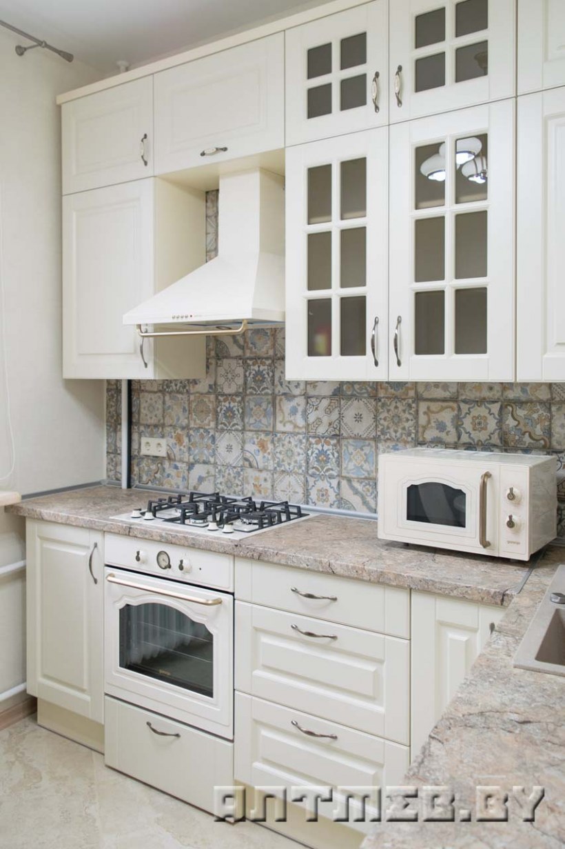 Белая кухня с молочной столешницей