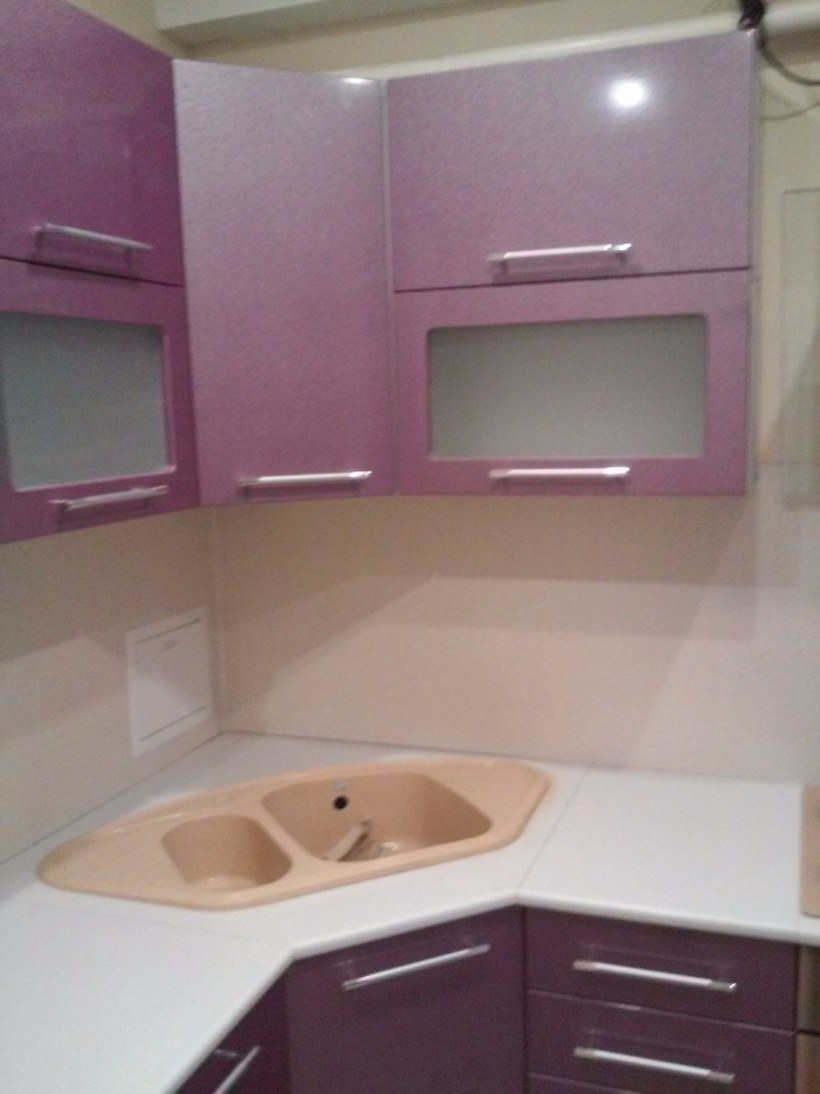 Пример угловой кухни цвет сирень с белым металлик