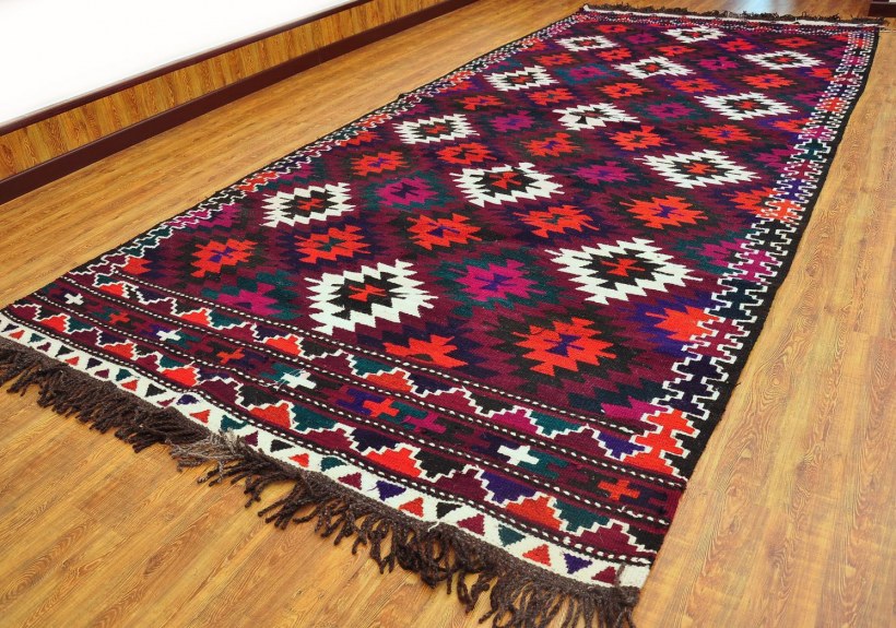 Ворсовой старый ковер