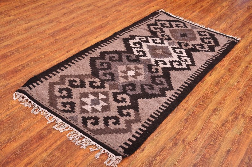 Ковер темно красный персидский