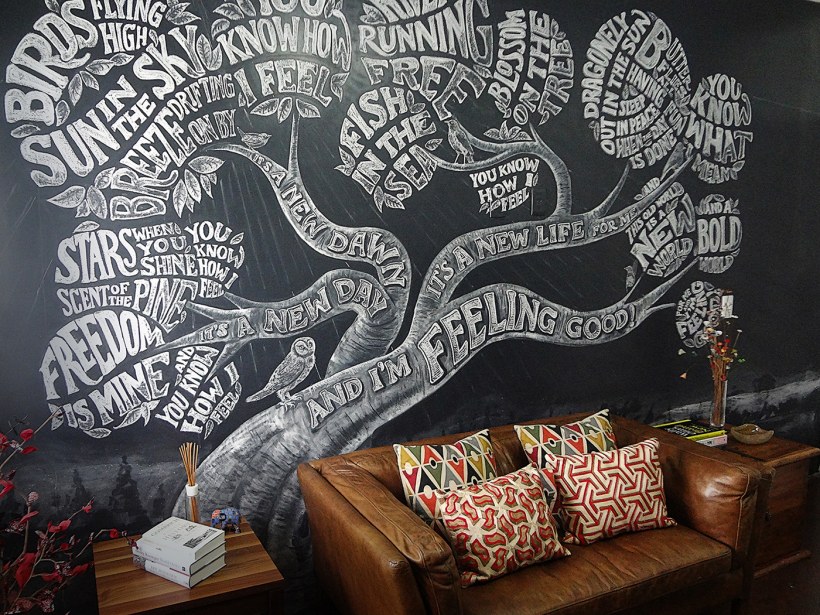 Роспись на черной стене
