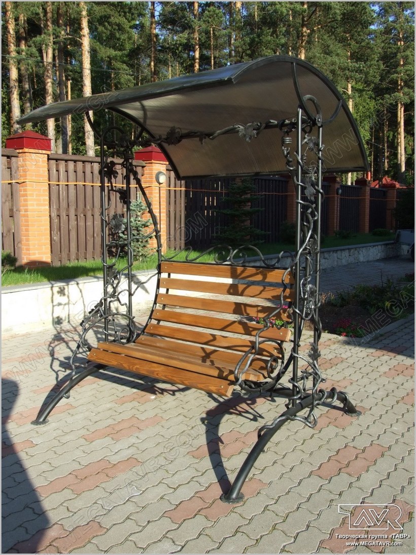Кованая скамейка с навесом