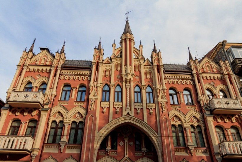 Неоготический розовый замок барона Гильдебандта