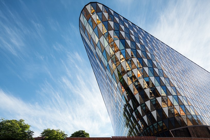 Яйцеобразное здание Бомбей Индия