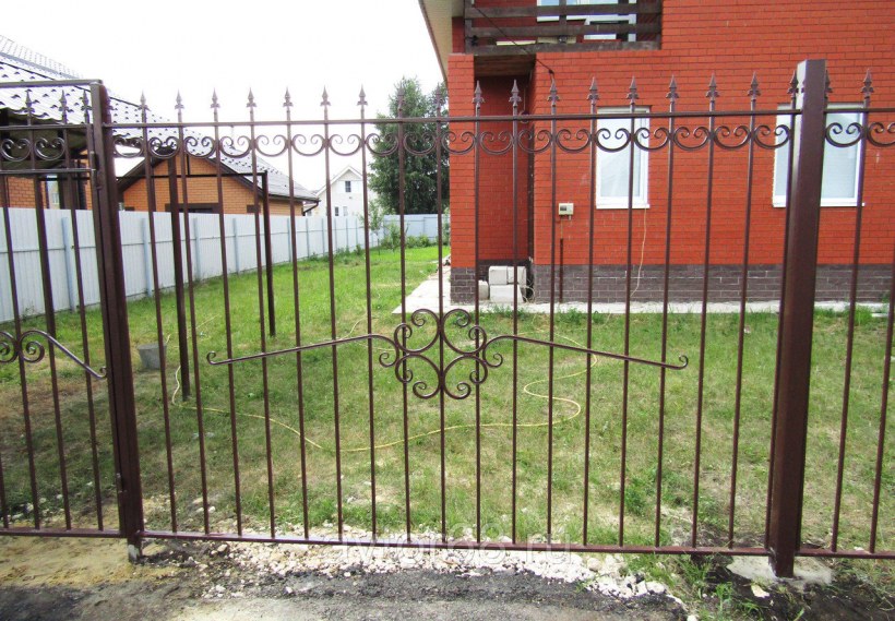 Забор с элементами ковки