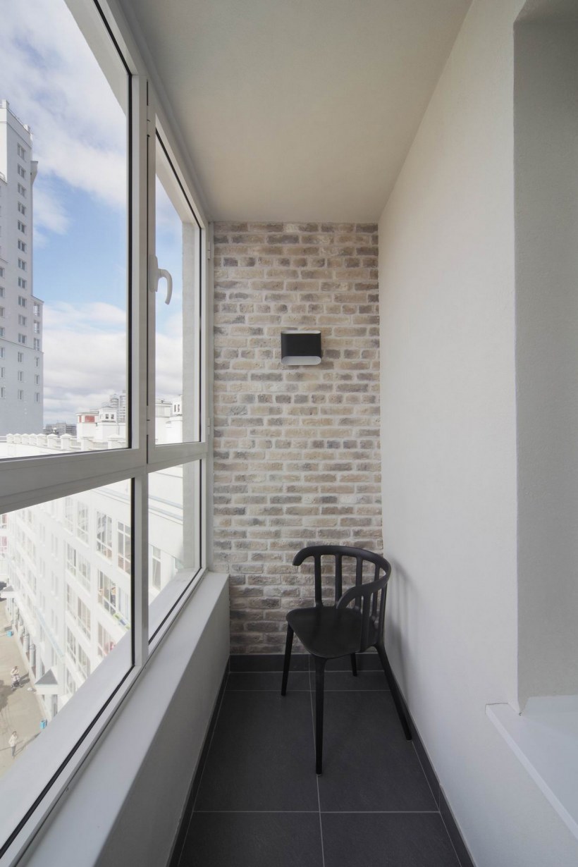 Наполовину застекленный балкон