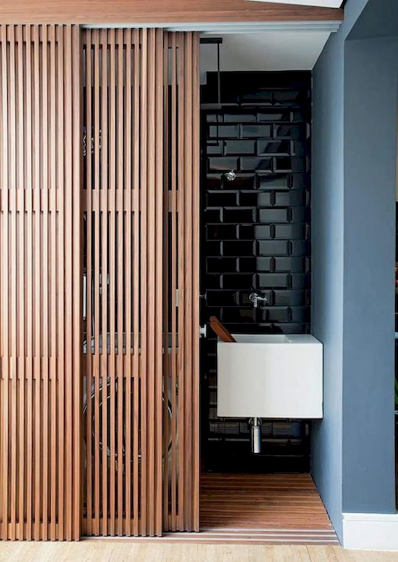 Дверь с рейками