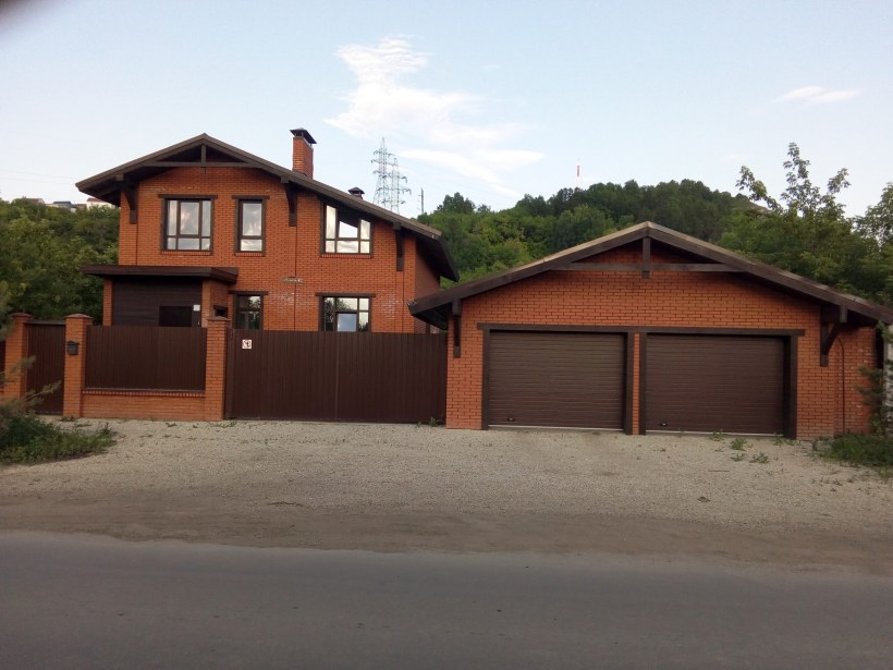 Большой дом с гаражом и бассейном