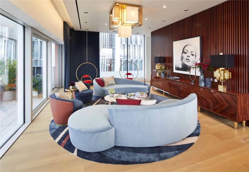 Хрустальная люстра в современном интерьере