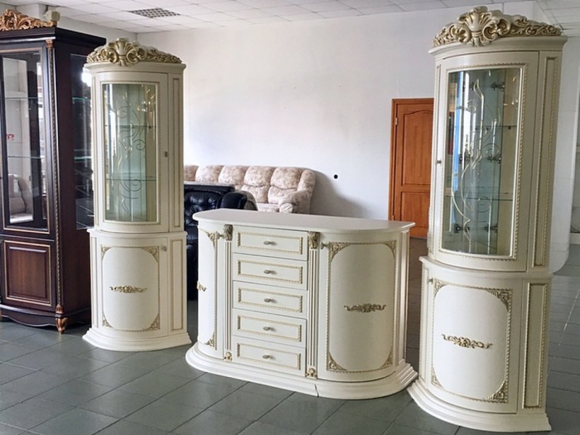 Полукруглый диван в интерьере