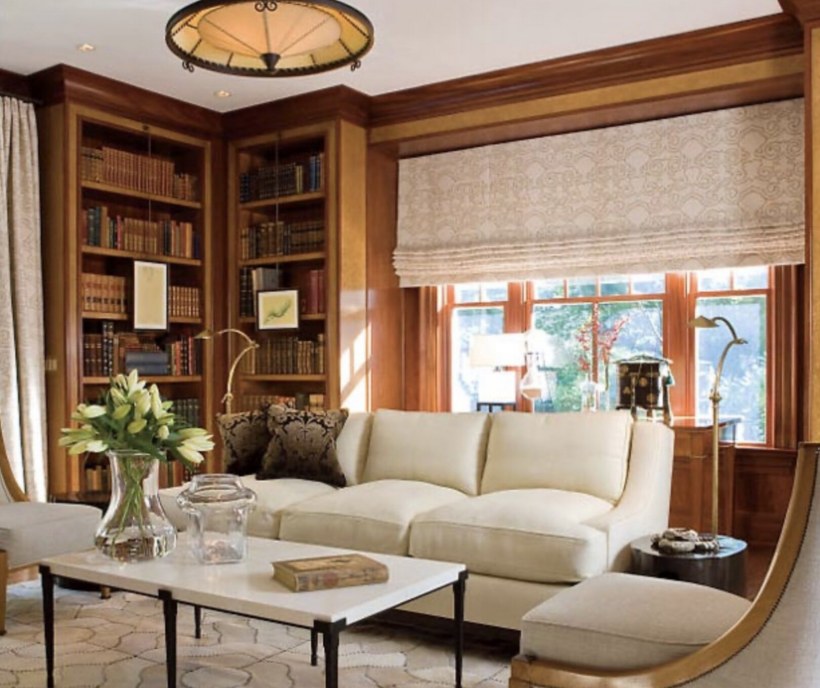 Шторы в интерьере гостиной в колониальном стиле