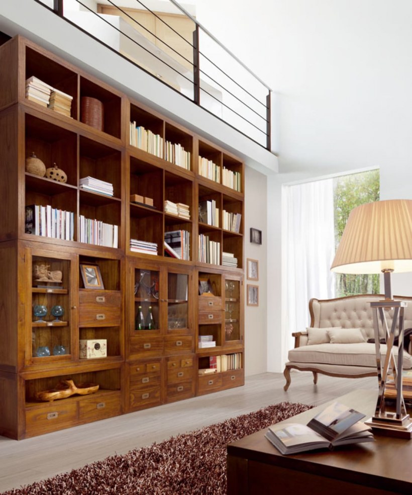 Минимализм интерьера с книжным шкафом