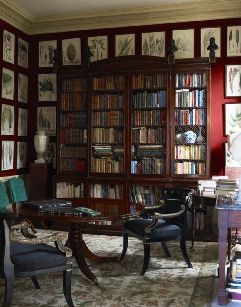 Книжная полка в колониальном стиле