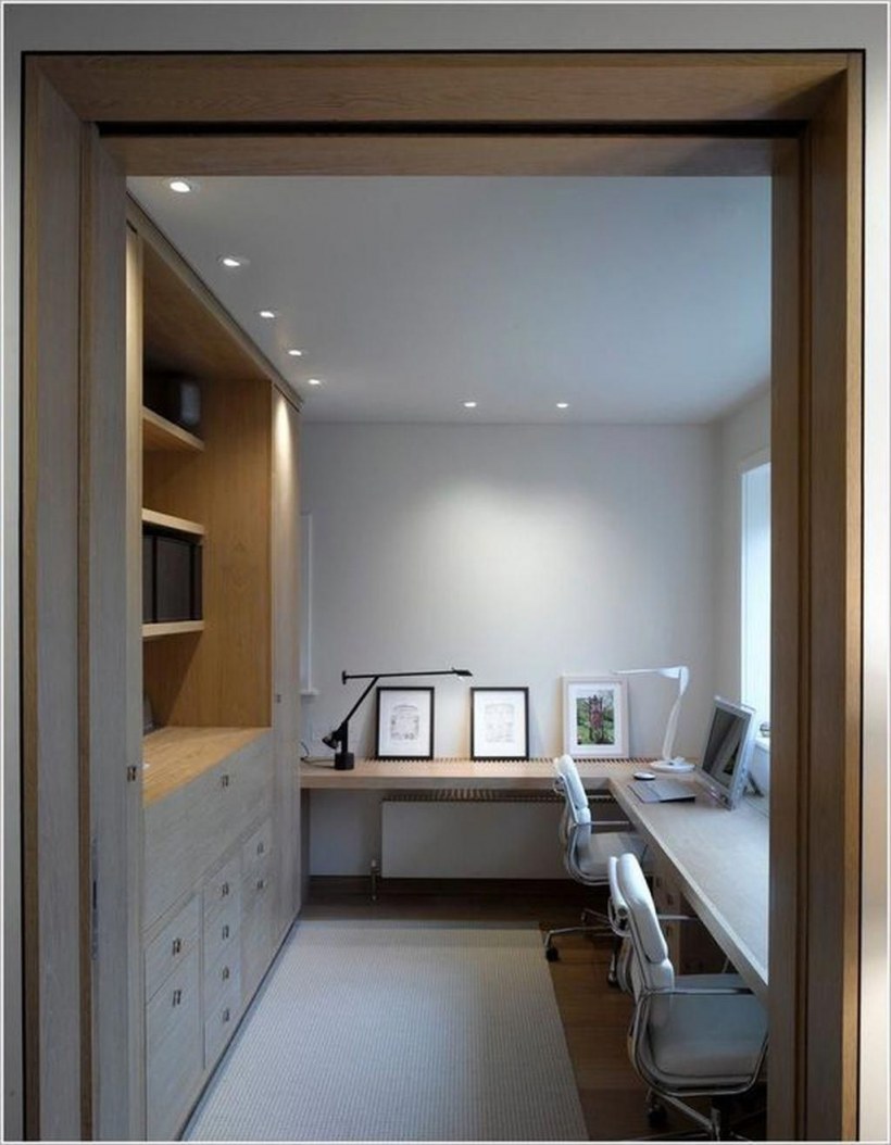 Письменный стол у панорамного окна