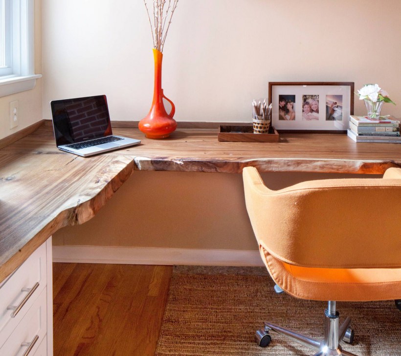 Старый стол в комнате