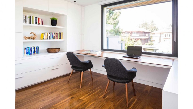 Письменный стол у панорамного окна