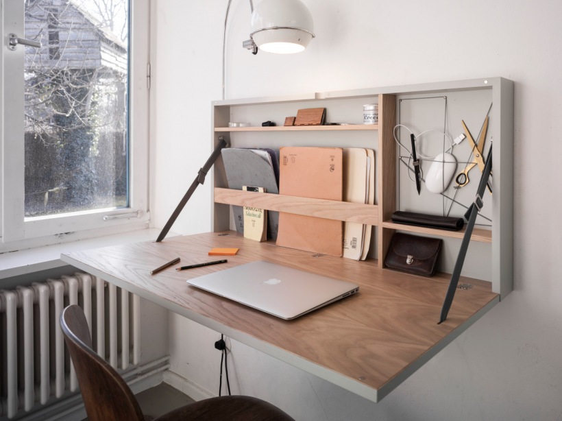 Компьютерный стол в спальне