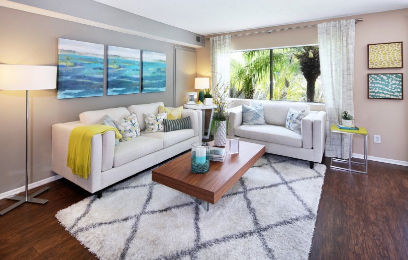 Интерьер спальни с рабочей зоной и библиотекой