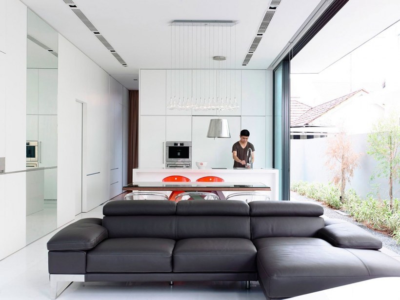 Интерьер гостиной в двухэтажном доме площадью 400