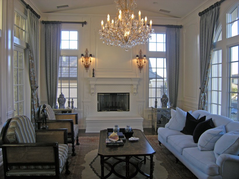 Гостиная с высоким потолком