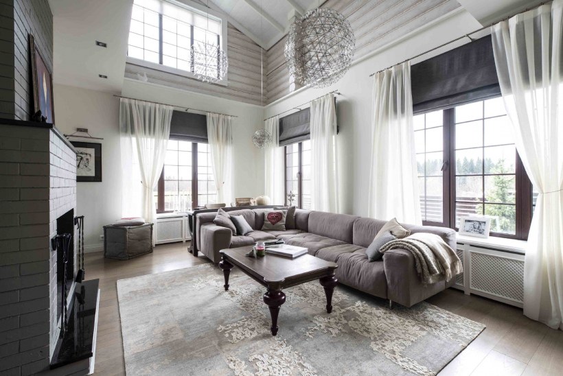 Окна в гостиной со вторым светом