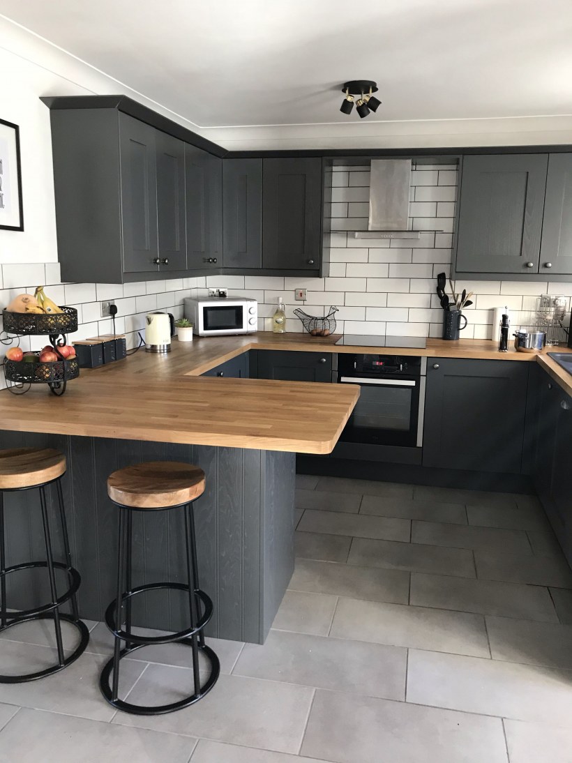 Черная кухня с деревянной столешницей