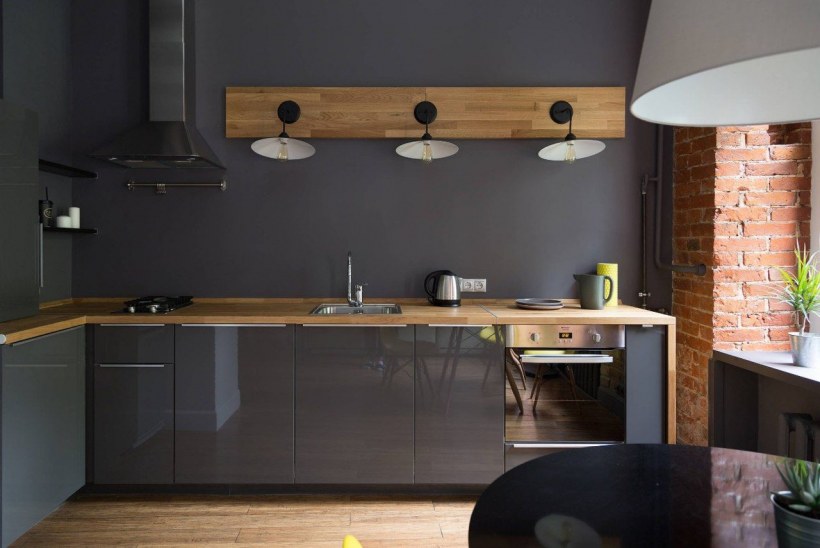 Черная матовая кухня с деревянной столешницей