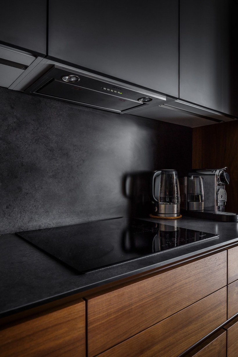 Черная матовая кухня