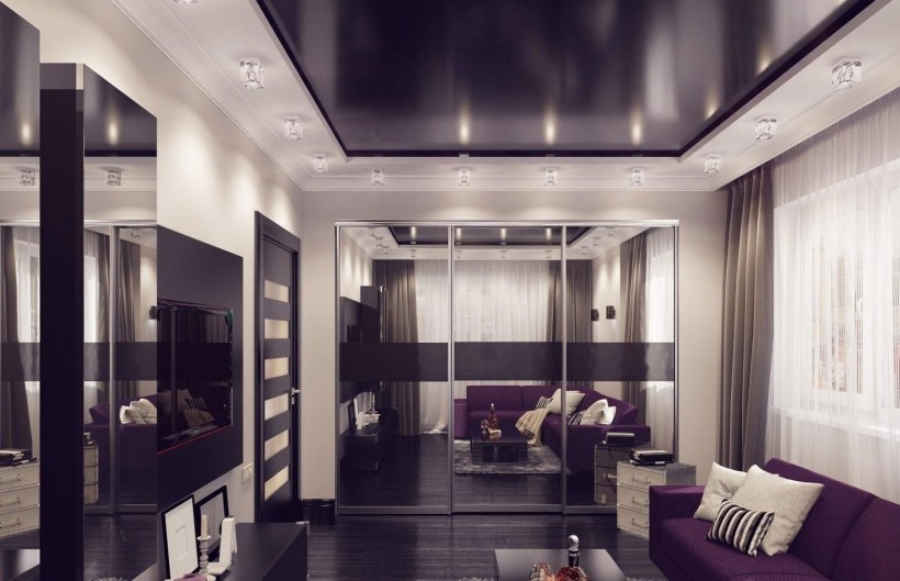 Гостиная с черным потолком