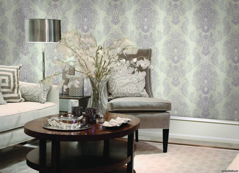 Вензеля на стене интерьера