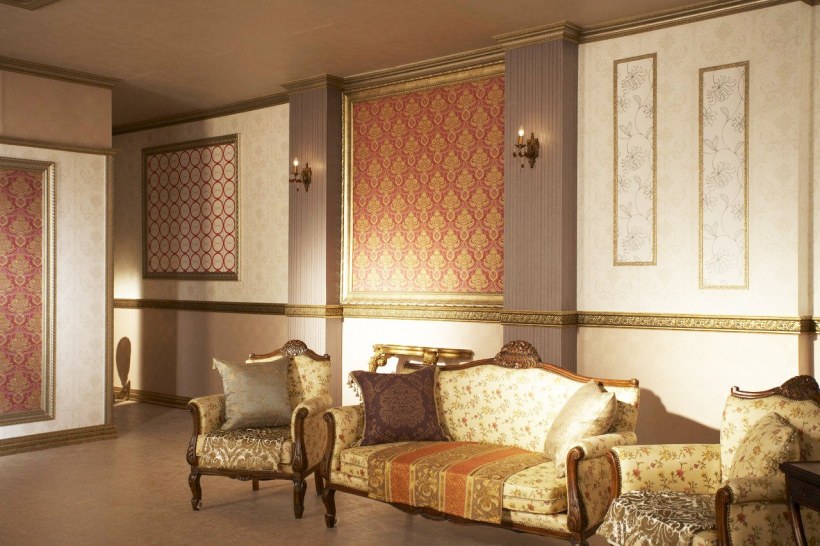 Дамаск в интерьере гостиной