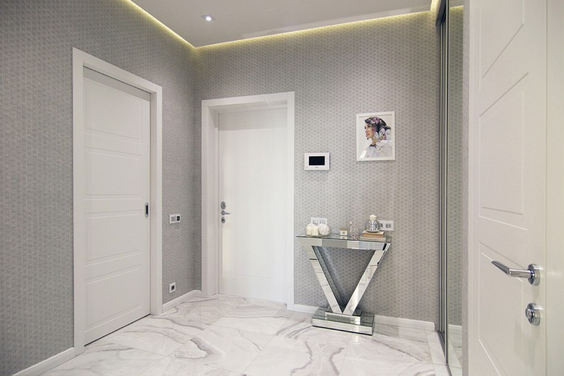 Зеркальная консоль в интерьере прихожей дома серии п-3