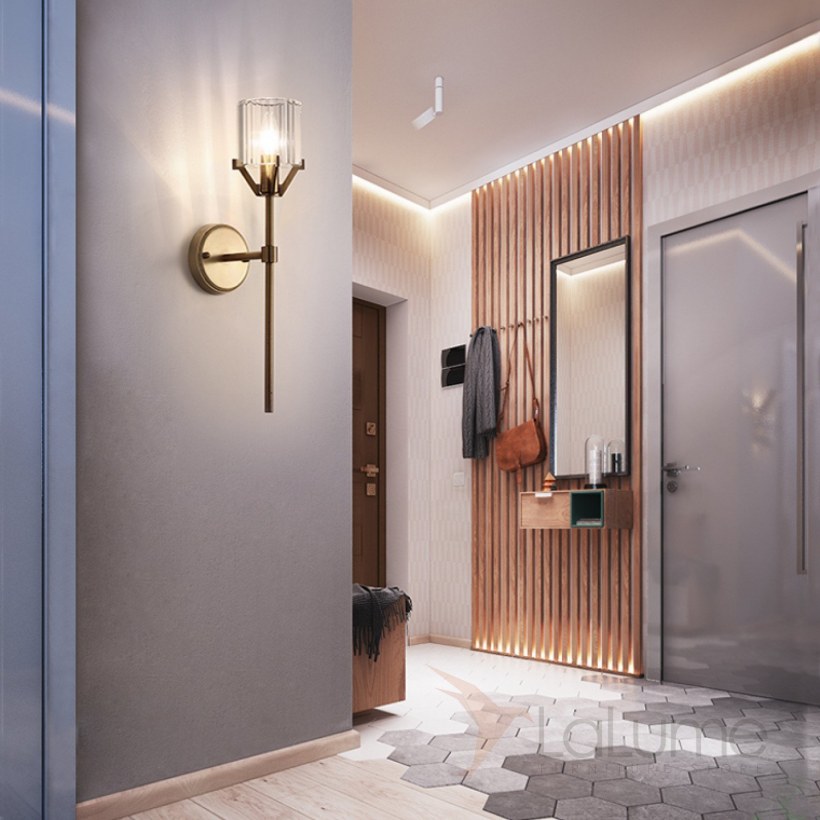 Прихожая с большим зеркалом на стене