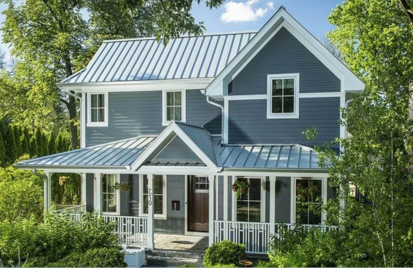 Деревянный дом серо голубого цвета