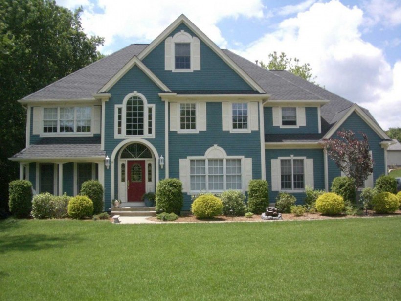 Красивый дом серого цвета