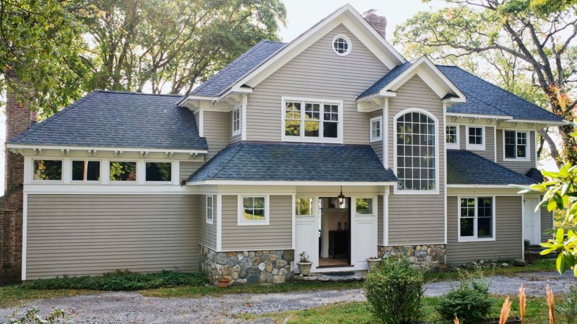 Серый дом с синей крышей