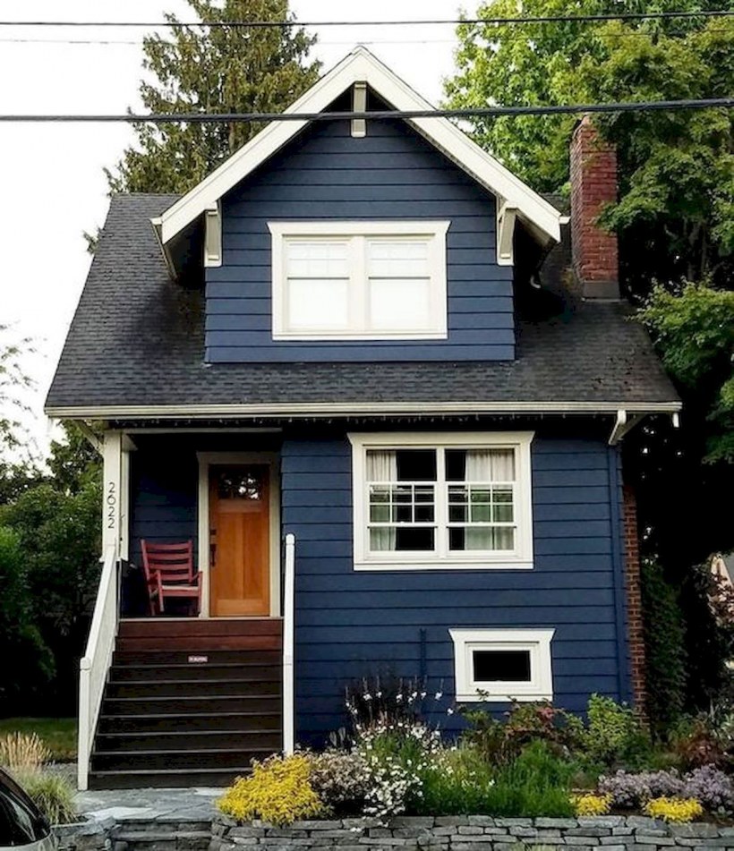 Синий фасад дома