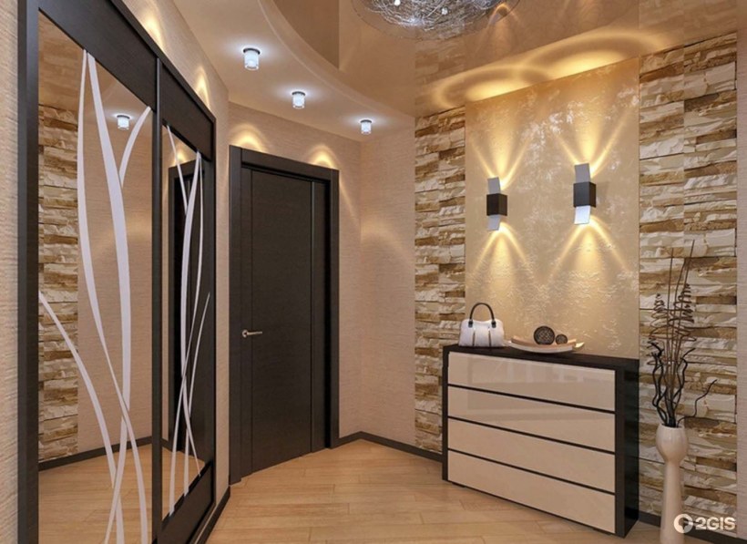 Украсить стену в коридоре