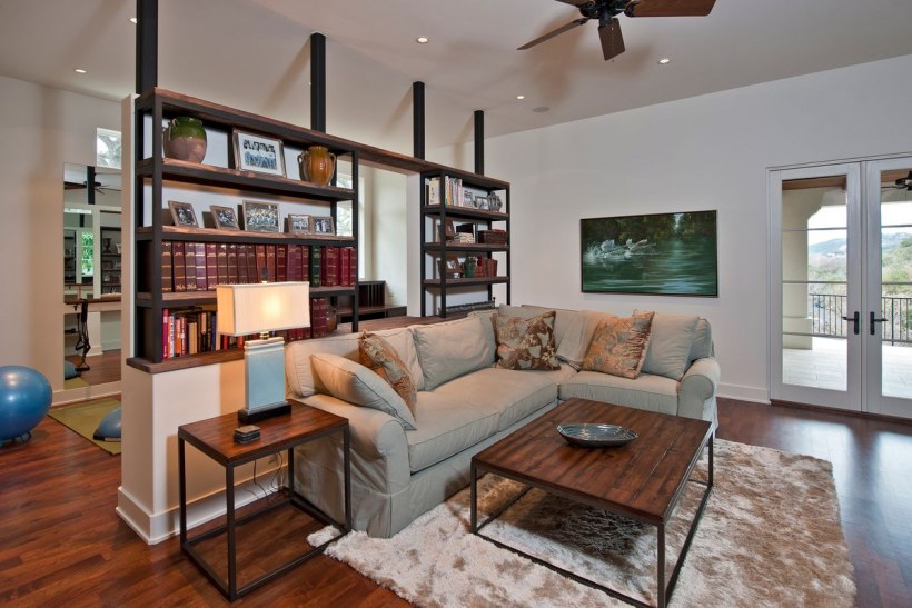 Стеллаж за диваном для зонирования